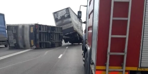 TIR răsturnat din cauza vantului in Giurgiu FOTO ISU Giurgiu