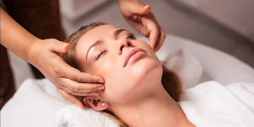 femeie masaj facial Foto Yolo Media jpg
