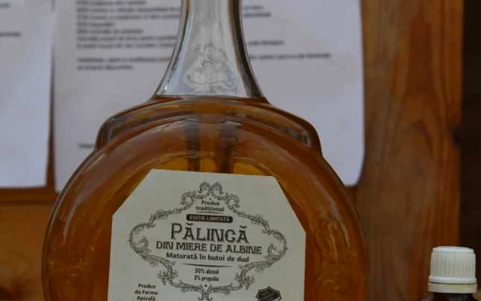 Palinca făcută de apicultorul botoşănean FOTO Cosmin Zamfirache
