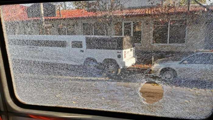 
    Un tramvai a fost lovit în mers cu un obiect dur, care i-a spart geamurileFoto: Digi 24  