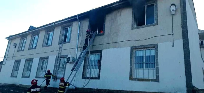 Pompierii au avut nevoie de 2 ore ca să stingă incendiul FOTO ISU Vaslui