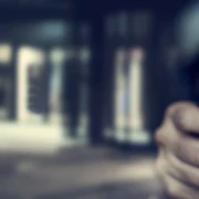 femeie pistol arma de foc revolver foto shutterstock