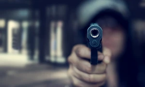 femeie pistol arma de foc revolver foto shutterstock