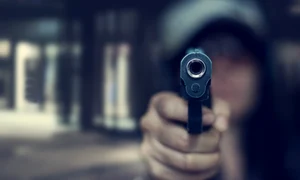 femeie pistol arma de foc revolver foto shutterstock