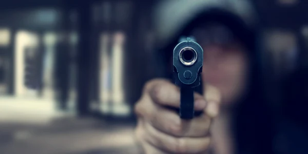 femeie pistol arma de foc revolver foto shutterstock