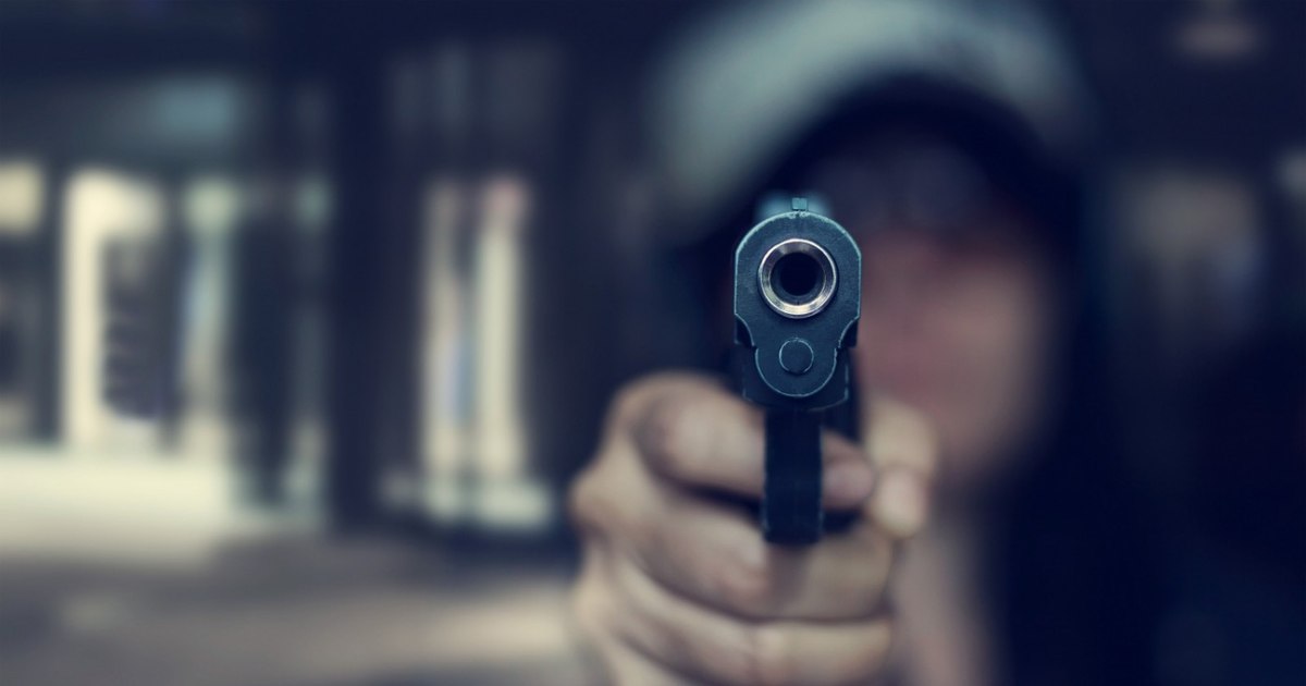 Panică într-o piață din Suceava: un bărbat a tras cu arma și a amenințat oameni cu un cuțit