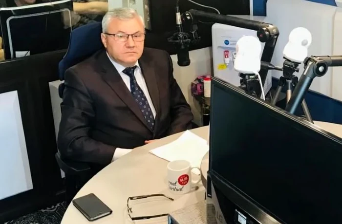 Vasile Oprişan, şeful Poliţiei Bacău, în timpul emisiunii radiofonice în care a făcut afirmaţii controversate