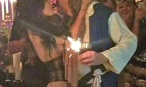 S au sărutat în faţa tortului, la miezul nopţii jpeg