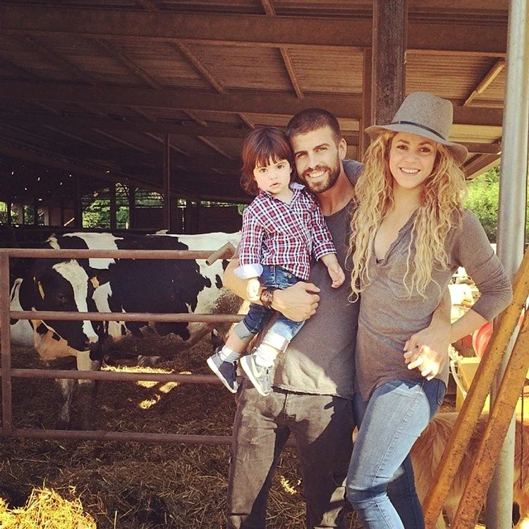 
    Pique, Milan şi Shaqira, adică o familie perfectă  