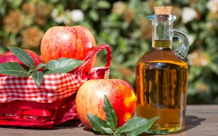 Oţetul de mere poate deveni un aliat de nădejde şi când te confrunţi cu răceala.www.clicksanatate.ro