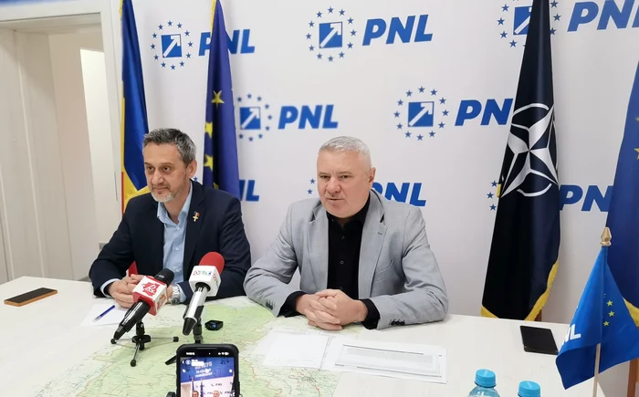 Mario De Mezzo (st.) și Gigel Știrbu au susținut o conferință de presă FOTO: A. Mitran