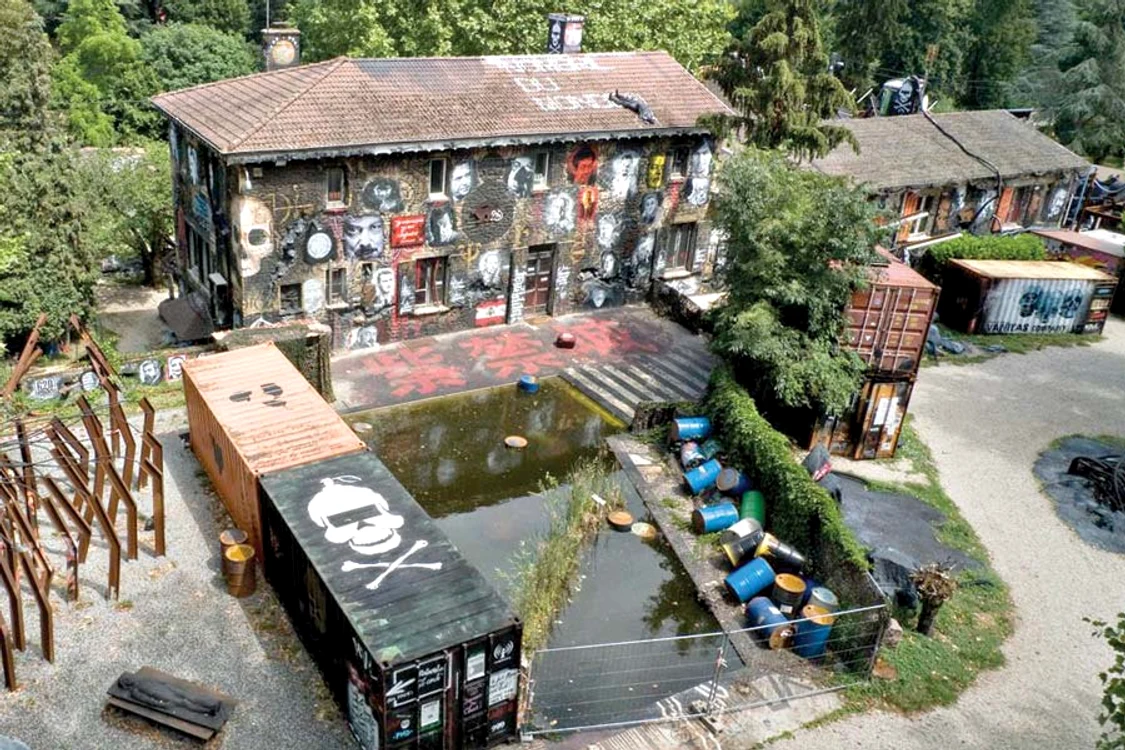 Milionarului îi  place să se plimbe  printre ruine (Fotografii: Guliver/splashnews)