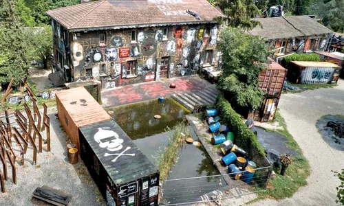 Milionarului îi  place să se plimbe  printre ruine (Fotografii: Guliver/splashnews) jpeg