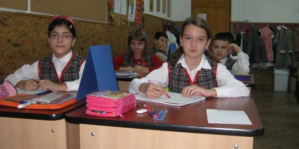 Conducerea Şcolii Nr. 2 din Târgovişte a decis să le treacă notele în catalog elevilor