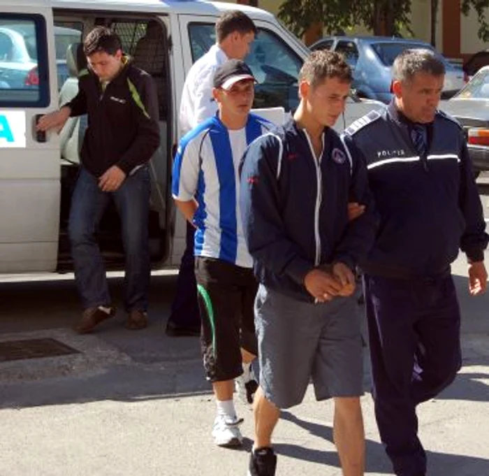 Iulian Oblojea şi Cosmin Niculescu au cărat bunurile furate cu taxiul