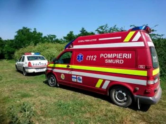 Ambulanţa a preluat femeia arsă FOTO botosaninews.ro