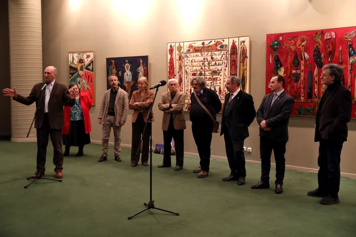 Ion Bogdan Lefter în discurs la vernisajul expoziţiei aniversare Ştefan Pelmuş FOTO: Florin Ghioca / TNB