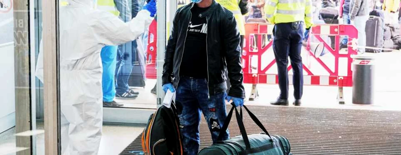 Muncitori sezonieri români la plecare pe aeroport Imagine: Adevărul