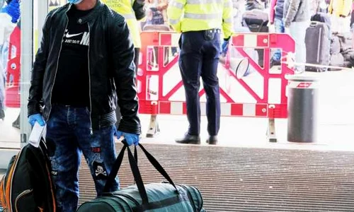 Muncitori sezonieri Aeroport Cluj FOTO Mediafax / Raul Ştef