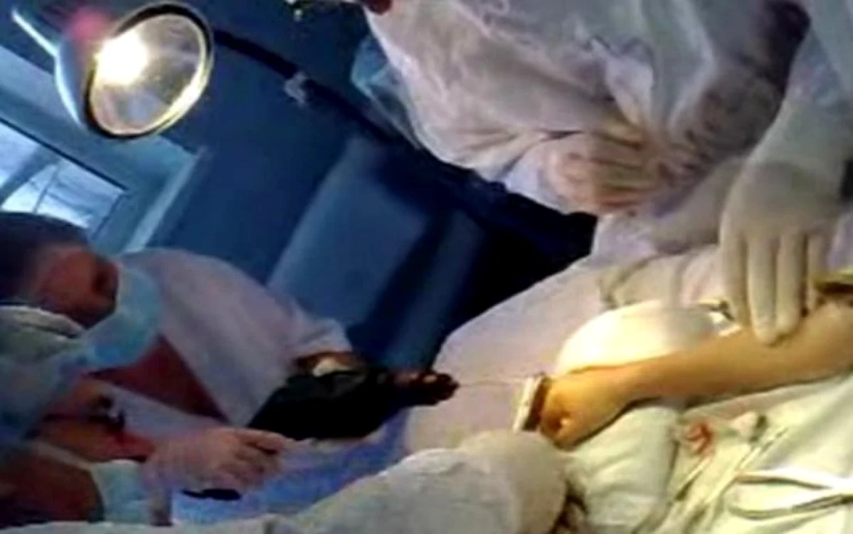 Ministerul Sănătăţii îi scoate vinovaţi pe chirurgii secţiei de Traumatologie că au filmat operaţia în care e utilizat un burghiu industrial şi că ar fi distribuit acest clip în reţelele de socializare