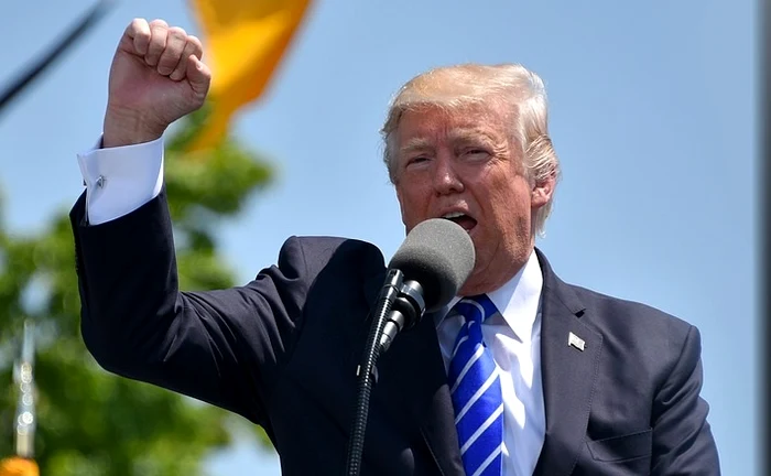 VIDEO Gest controversat: Trump a fost filmat când arată degetul mijlociu unui protestatar, în timpul vizitei sale la o fabrică Ford din Detroit