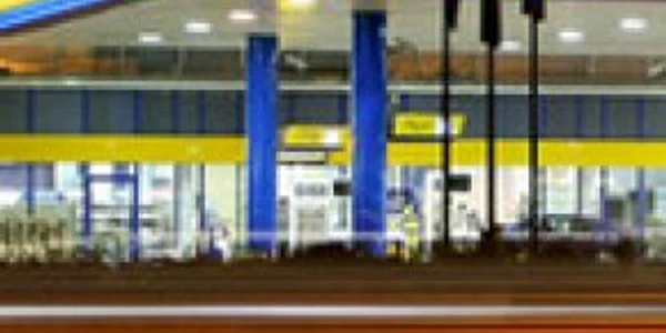 Petrom ieftineşte, de marţi, carburanţii