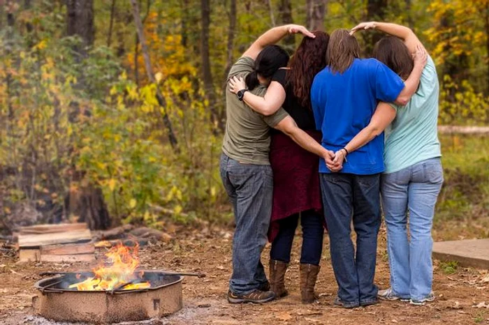 Carson, Raymond, Alex și Jason sunt într-o relație poliamoroasă