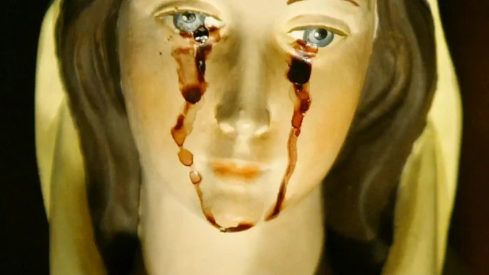 Sângele de pe statuie ar fi, de fapt, sânge de porc. FOTO: X/@Deep_biblestudy