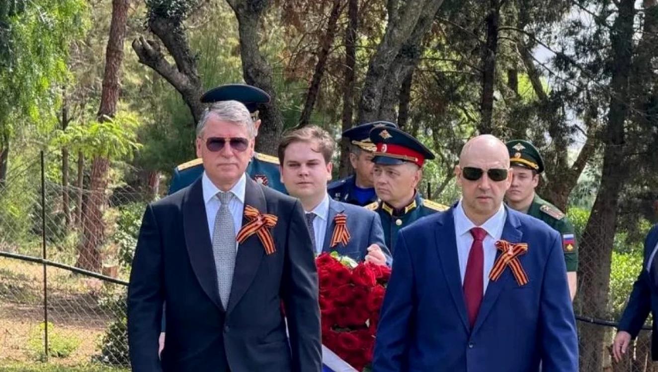 Serghei Surovikin, în dreapta, aproape de nerecunoscut. Foto: Ambasada Rusiei în Algeria