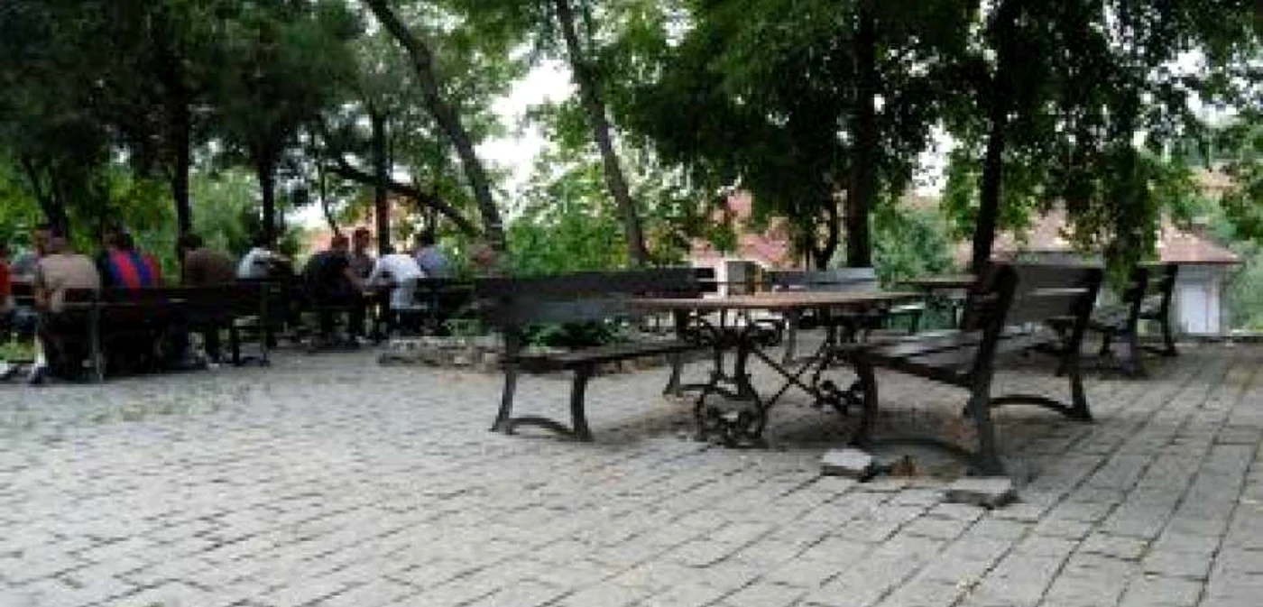 Slatina: Tinerii smulg băncile din Parcul Piteşti