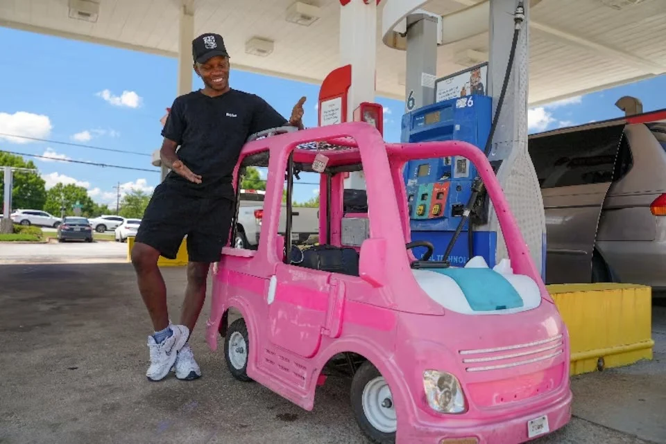Soluția virală a unui american după explozia prețurilor la carburanți: cum a transformat o jucărie Barbie în mijloc de transport
