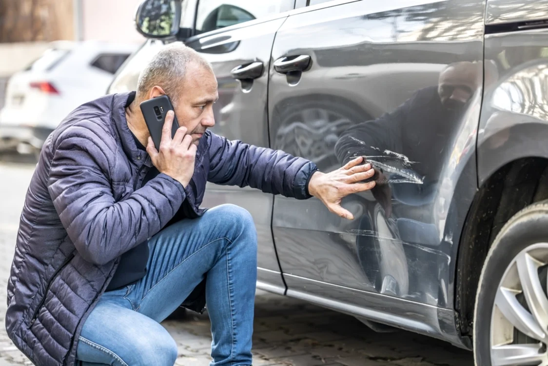 Șoferii care își descoperă mașinile lovite trebuie să urmeze o procedură / foto: Shutterstock