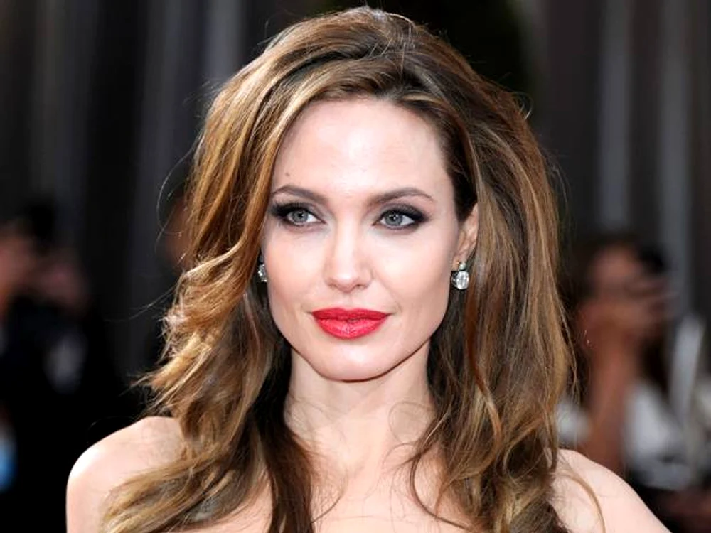 
    Angelina avea doar 20 de ani când s-a căsătorit pentru prima dată.foto: Twitter  