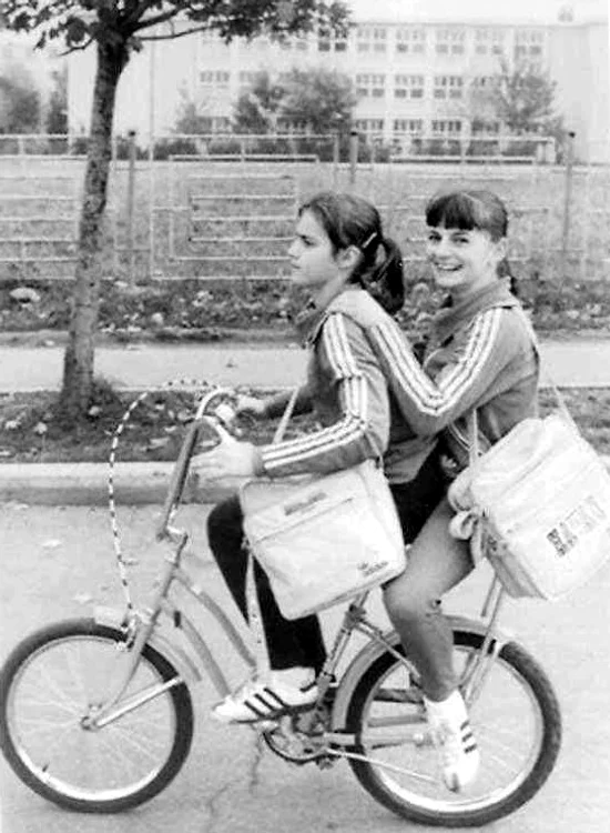 Nadia Comăneci și Teodora Ungureanu, pe bicicletă  (Foto: Arhivă personală Nadia Comăneci)