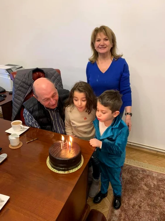 Traian jr. a primit şi de la bunici un tort şi o motocicletă de poliţie