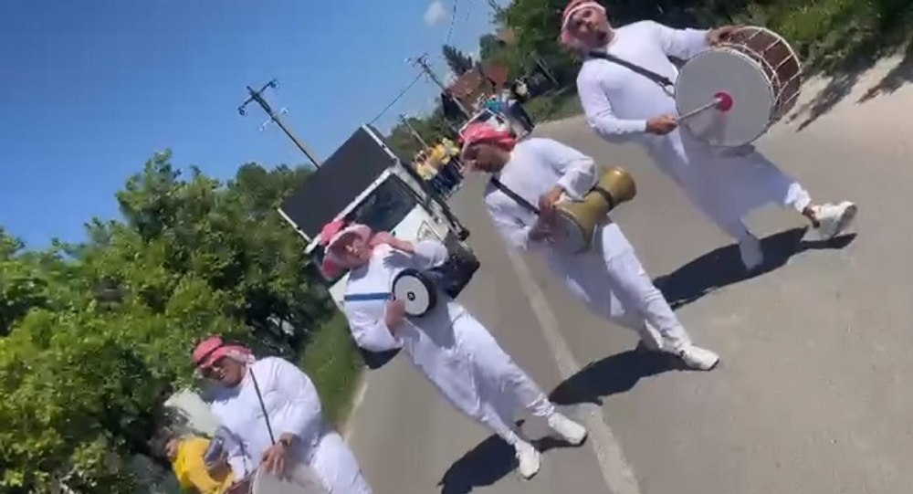 Spectacol electoral bizar în Dâmbovița. Candidații PNL au pornit în campanie costumați în șeici arabi, bătând la tobe VIDEO