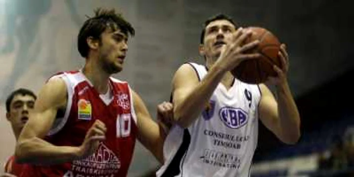 Nikola Beloica (dreapta) joacă pentru BCM Elba Timişoara