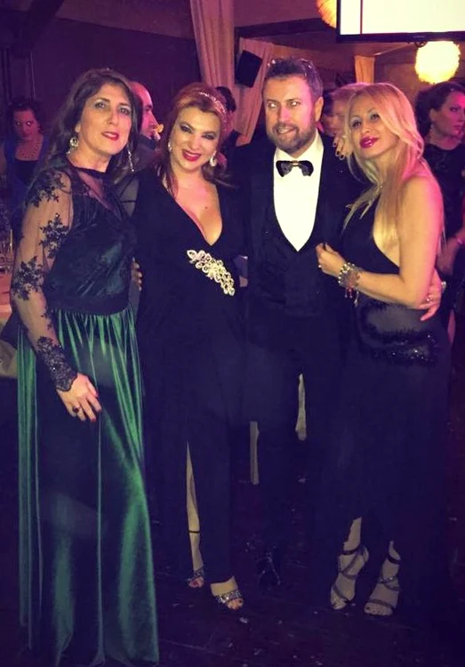 Femeia de afaceri a făcut toate privirile într-o rochie lungă cu un decolteu adânc