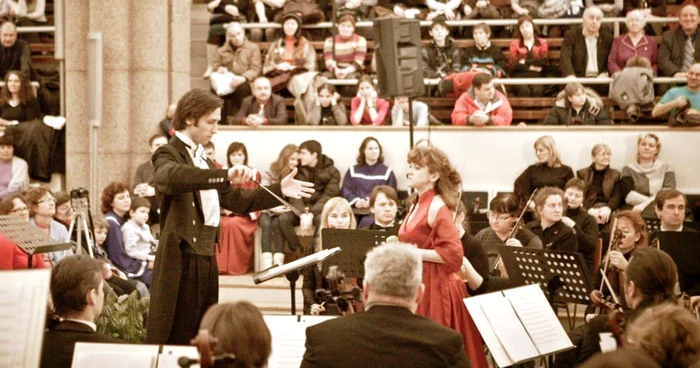 Rotila Ilie Croitoru, la pupitrul Orchestrei de Stat din Sankt Petersburg FOTO Arhiva personală