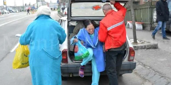 Pacientele au fost scoase pe rând din portbagajul ambulanţei. FOTOmonitorulexpres.ro