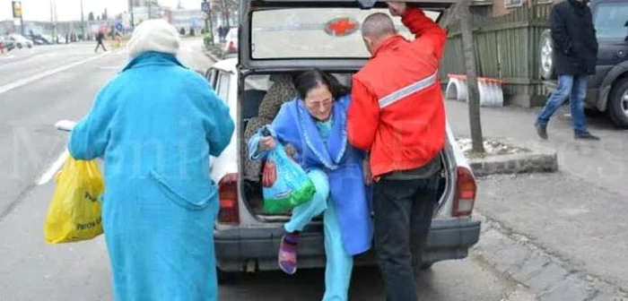 Pacientele au fost scoase pe rând din portbagajul ambulanţei. FOTOmonitorulexpres.ro