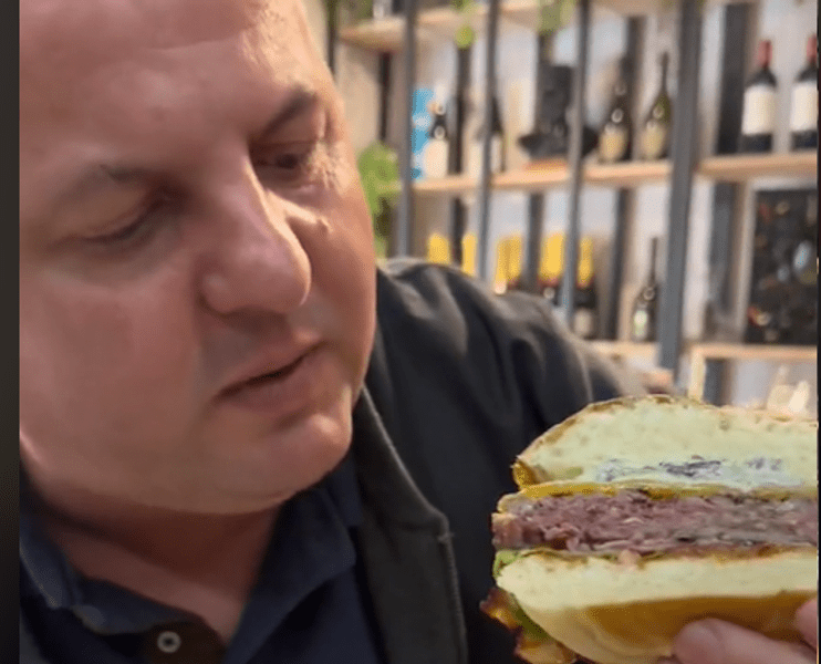 Liderul PSD Câmpia Turzii, viral pe Tik Tok: vinde burgeri cu foiță de aur. „Salt Bae de pe Wish” VIDEO