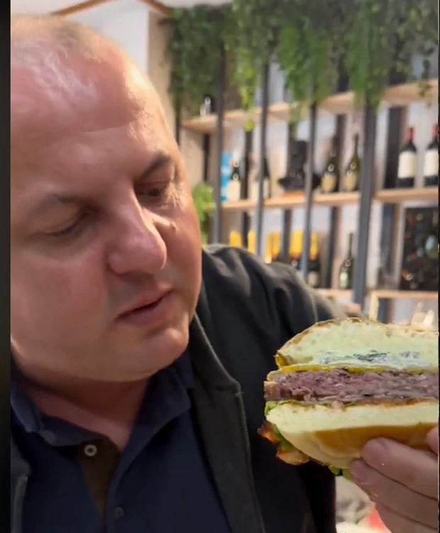 Burgerul cu foiță de aur costă 250 de lei la restaurantul lui Avram Gal. FOTO: Captură Tik Tok