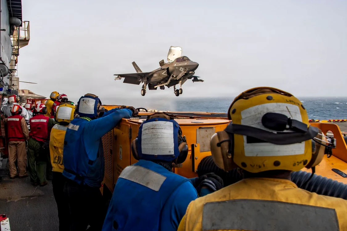 Membrii serviciilor americane de la bordul navei de asalt amfibiu USS Boxer. FOTO FB CENTCOM
