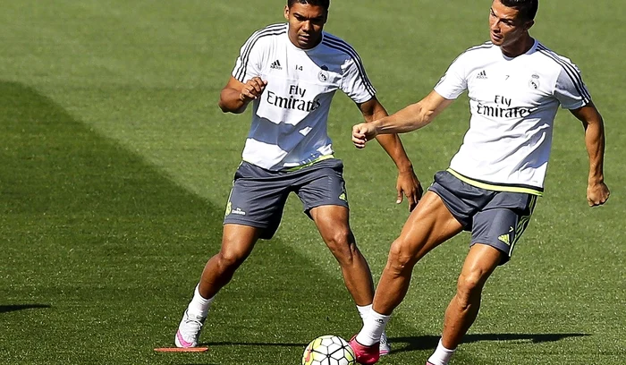 Casemiro (stânga) ar putea fi coleg din nou cu Cristiano Ronaldo (FOTO: EPA)