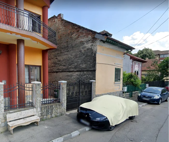 Ferrari confiscat din România de FBI și IRS parcat în Râmnicu Vâlcea Foto Daciana Stoica