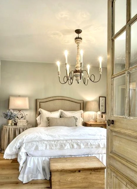 O fereastră veche se poate transforma în nenumărate piese de mobilier şi decoraţiuni unicat.