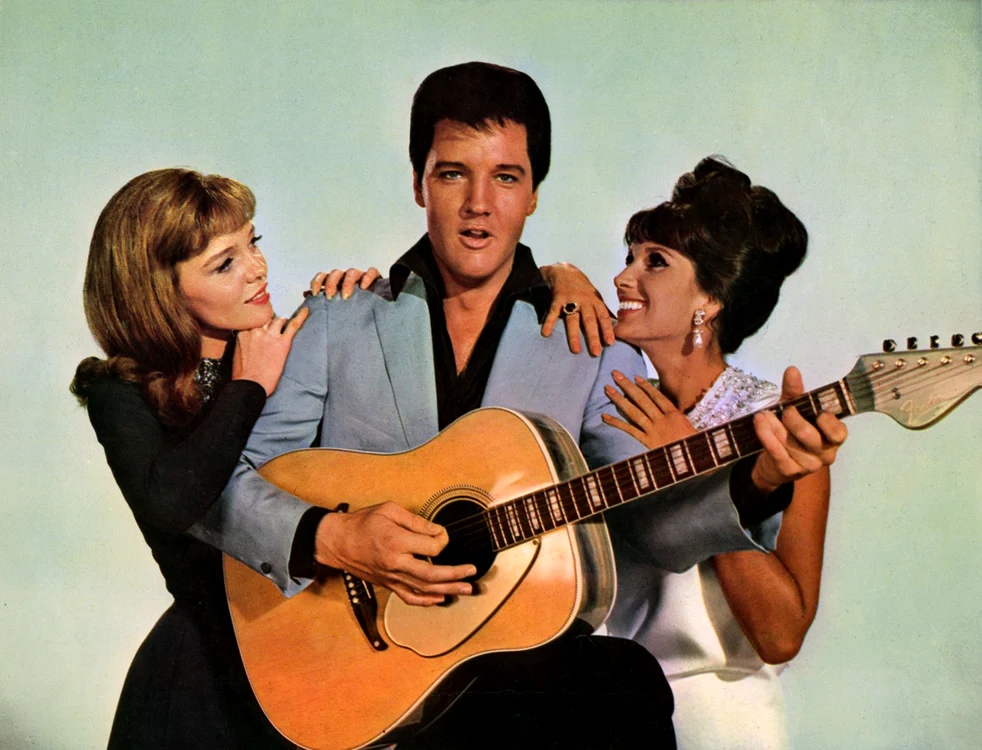 
    Elvis Presley a studiat mai multe frumuseți  