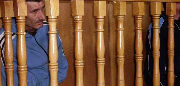 Constantin Cernea, de 37 de ani, şi-a violat fiicele de 13 şi 15 ani