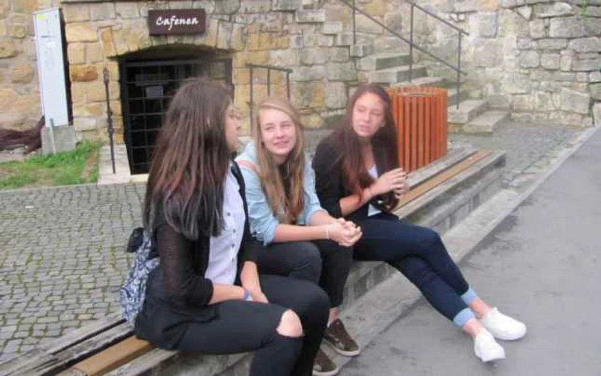 Trei fete pe-o bancă, după examen. De la stânga la dreapta: Eyul Yilmaz,
 Iunia Gudea şi Ana Mastan. Pentru ele, proba de Matematică de la 
Capacitate a fost una „grea“  FOTO: Florina Pop